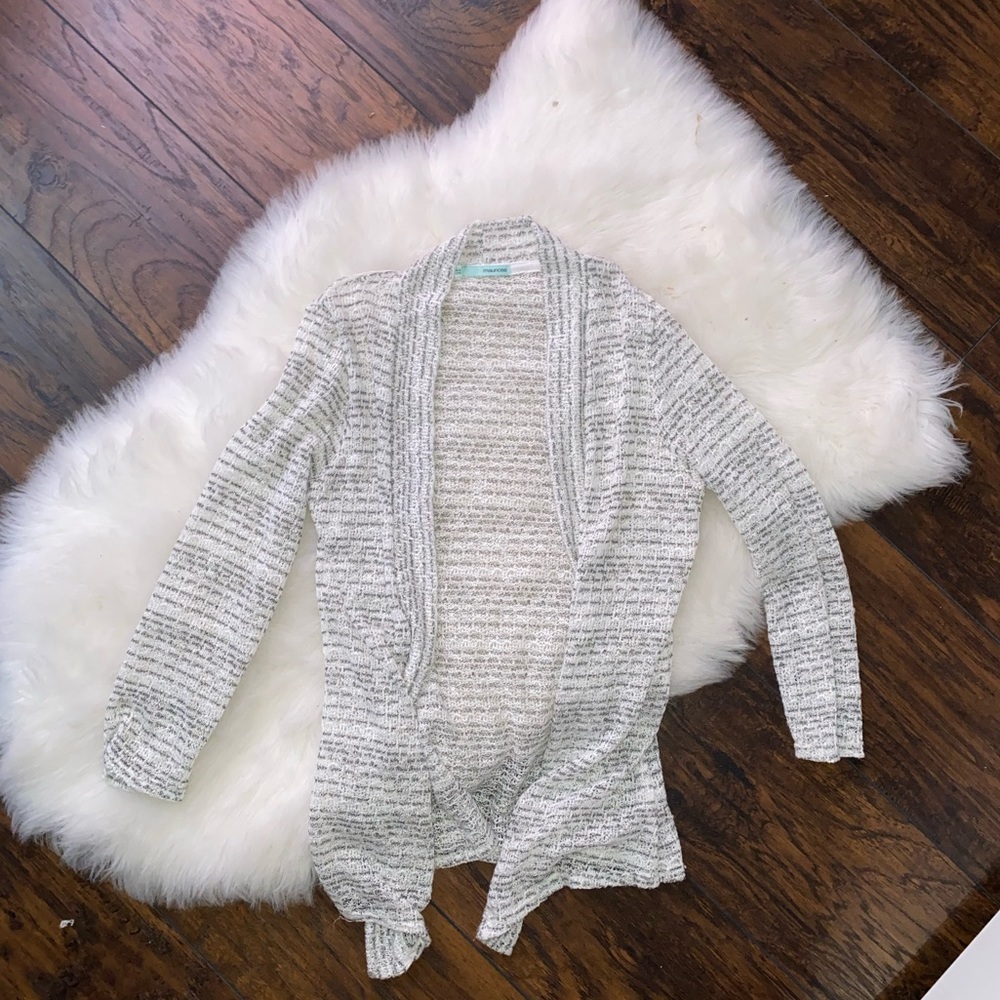 White/gray cardigan 💕